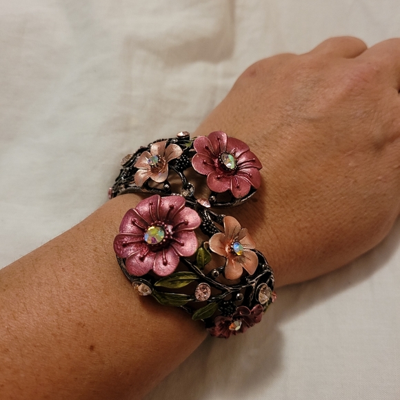 Metal Rose Bracelet - Picture 5 of 6